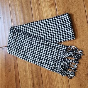 Houndstooth scarf with fringe, very soft